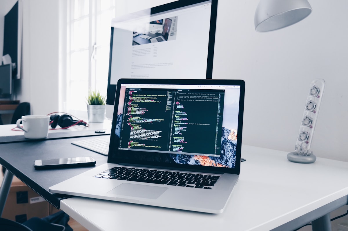 Developer werkplek met code op scherm